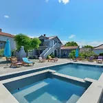 Franica With Heated Pool And Hot-tub - One Bedroom With Balcony Lejlighed