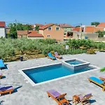 Appartamento Franica With Heated Pool And Hot-tub - One Bedroom With Balcony