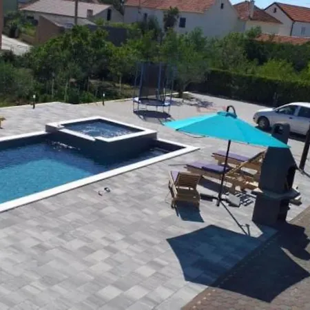 Franica With Heated Pool And Hot-tub - One Bedroom With Balcony Apartmán