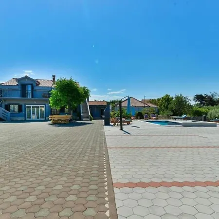 Franica With Heated Pool And Hot-tub - One Bedroom With Balcony