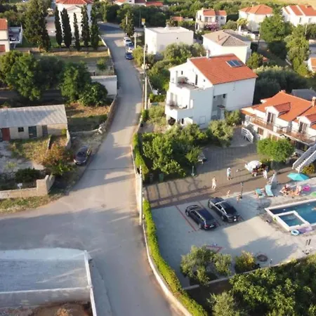Franica With Heated Pool And Hot-tub - One Bedroom With Balcony Lejlighed Privlaka (Zadar)