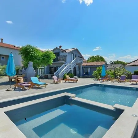 Franica With Heated Pool And Hot-tub - One Bedroom With Balcony Apartmán