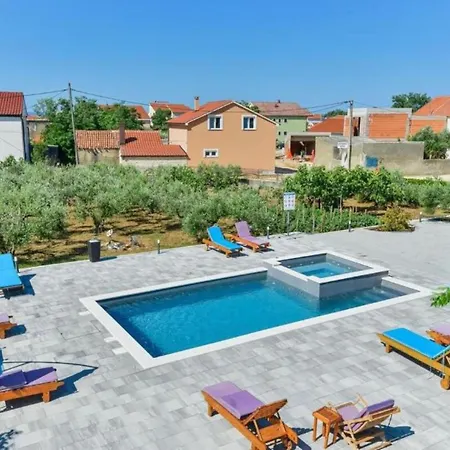 Apartmán Franica With Heated Pool And Hot-tub - One Bedroom With Balcony