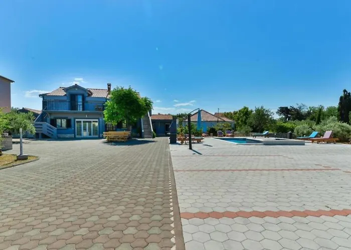 Franica With Heated Pool And Hot-tub - One Bedroom With Balcony