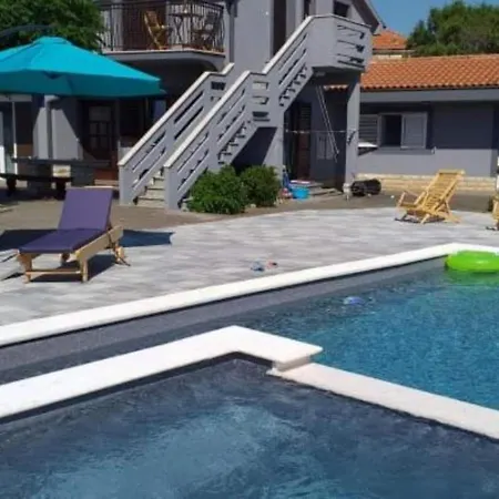 Apartmán Franica With Heated Pool And Hot-tub - One Bedroom With Balcony *